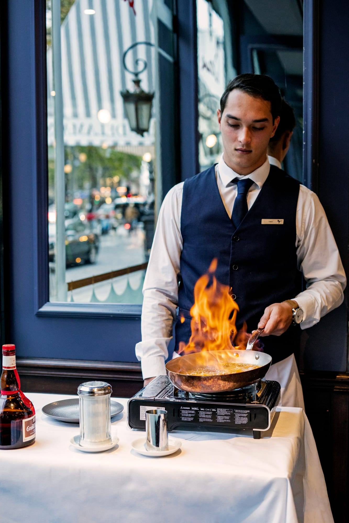 Crêpes Suzette flambées en salle par un commis en gilet